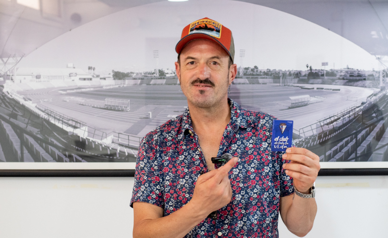 Socios. Alex O'dogherty con su carnet de socio del CD San Fernando 1940